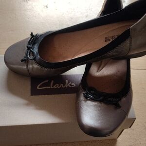 Clarks Women's Black and Gold Flats